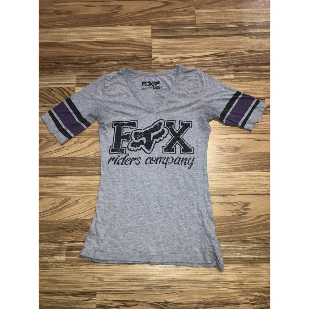 Fox Women's Gray Short Sleeve Tee with Purple Sleeve Stripes